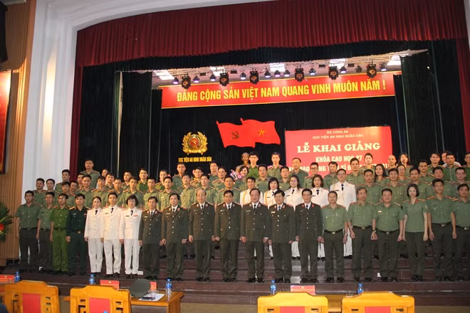 Thứ trưởng Nguyễn Văn Thành và các đại biểu với các tân tiến sĩ và học viên Cao học Khóa 27