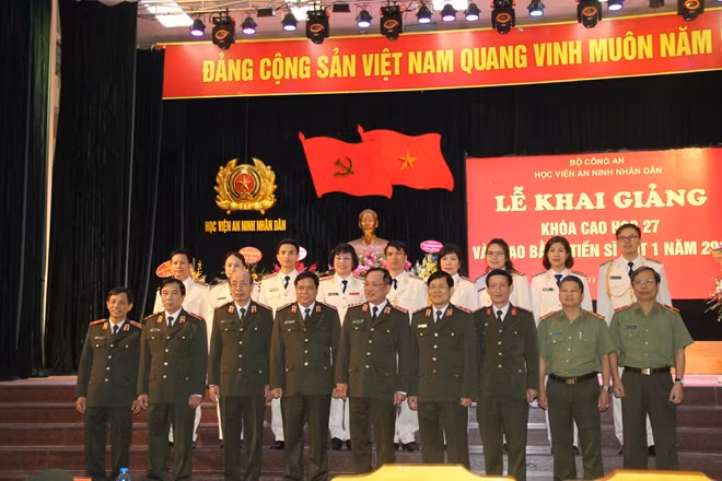 Thứ trưởng Nguyễn Văn Thành với các cán bộ của Khoa Đào tạo sau đại học