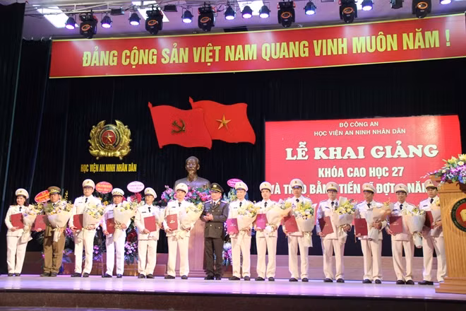 Thứ trưởng Nguyễn Văn Thành trao bằng cho các tân tiến sĩ năm 2018
