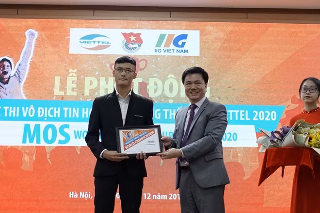 Ban Tổ chức trao thưởng cho Đại sứ MOS Việt Nam đạt thành tích xuất sắc tại Vòng chung kết cuộc thi Vô địch Tin học văn phòng thế giới năm 2019