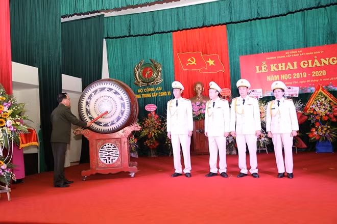 Thứ trưởng Nguyễn Văn Thành đánh trống khai giảng năm học mới