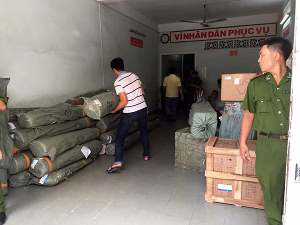Lực lượng chức năng tiến hành kiểm tra lô hàng.