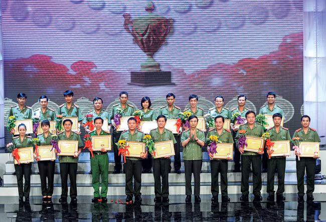 Thứ trưởng Thường trực Đặng Văn Hiếu trao huy chương vàng tặng các đoàn đạt giải.