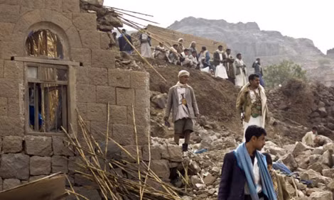 Những ngôi làng ở Yemen giờ chỉ còn là đống đổ nát (ảnh: AP).