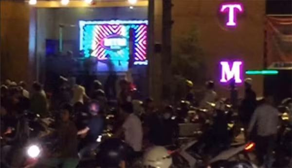 Hai nhóm thanh niên dùng mã tấu lao vào hỗn chiến.