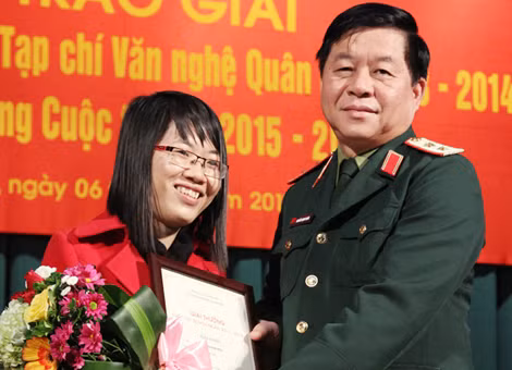 Tác giả Nguyễn Thị Kim Hòa nhận giải nhất cuộc thi truyện ngắn của Tạp chí Văn nghệ Quân đội.