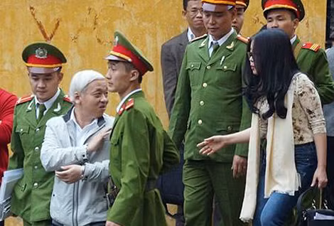 Phút giây gặp gỡ của bị cáo Nguyễn Đức Kiên với vợ.