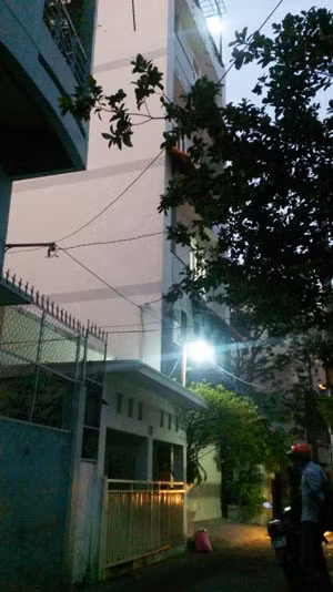 Căn nhà và khu vực anh Trí gặp nạn.