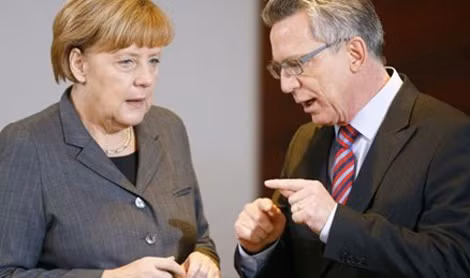 Thủ tướng Angela Merkel và Bộ trưởng Nội vụ Thomas de Maiziere.