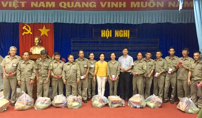 Lực lượng giữ gìn ANTT được tặng quà