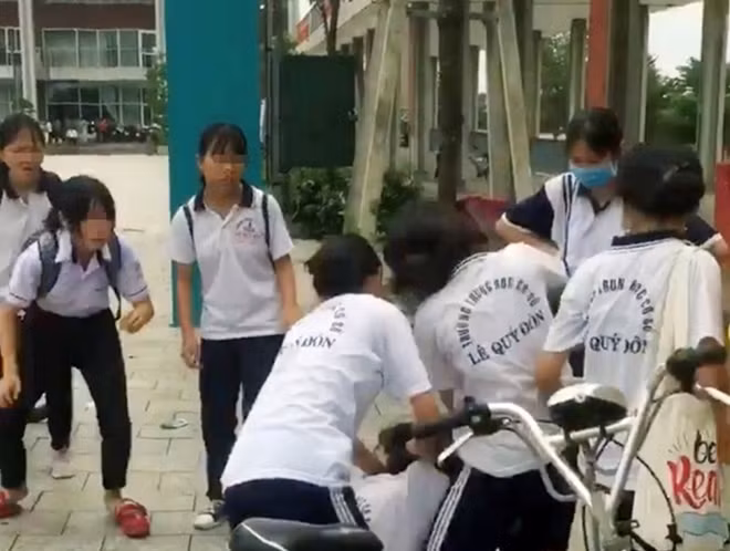 Nữ sinh bị đánh hội đồng (ảnh cắt từ clip)