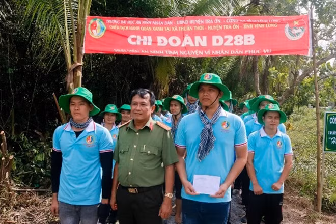 Tặng quà động viên các chiến sĩ tình nguyện