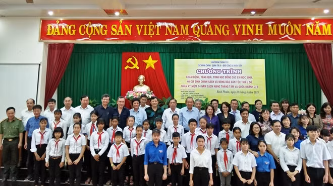 Phó Thủ tướng Thường trực Trương Hoà Bình chụp ảnh lưu niệm cùng các đại biểu và học nghèo hiếu học.