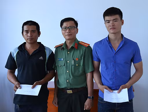 Hai người dân được khen thưởng (ảnh T.Q)
