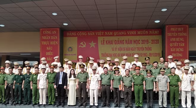 Các đại biểu tham dự và chụp ảnh lưu niệm tại buổi lễ