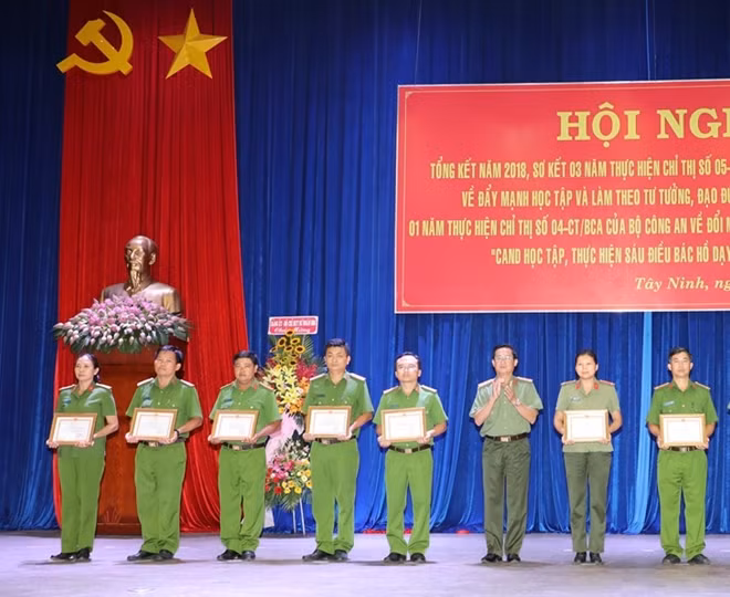 Các tập thể, cá nhân được khen thưởng.
