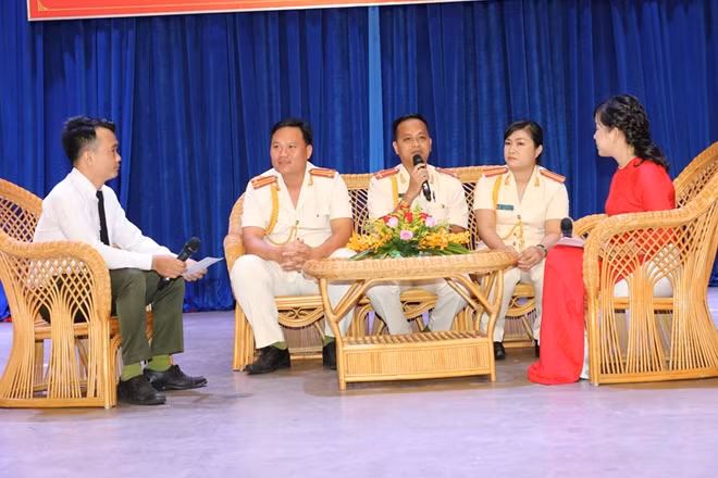 Giao lưu với 3 tập thể, cá nhân tiêu biểu.