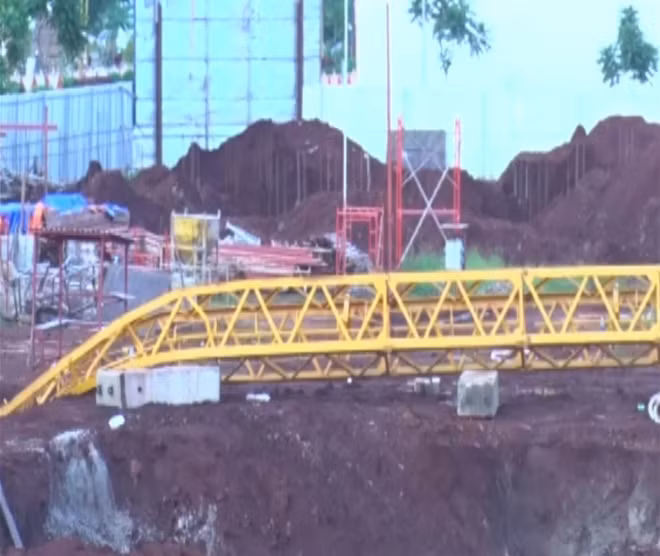 Hiện trường vụ sập giàn giáo khiến công nhân bị thương