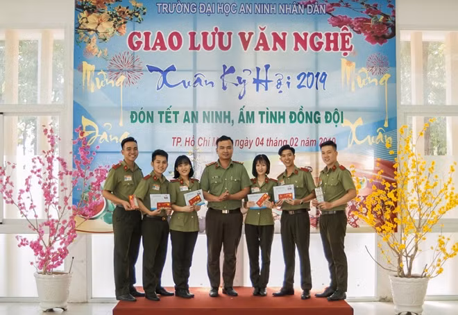 Thượng úy Trần Hải Du trao thưởng cho các đội đạt giải