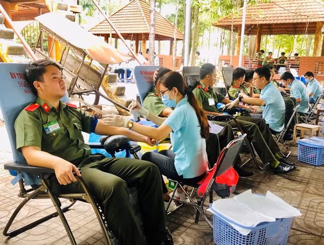 Các sinh viên tích cực hiến máu tình nguyện