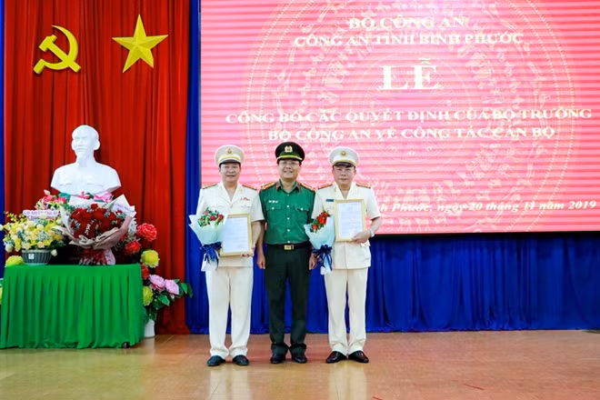 Thừa ủy quyền của Bộ trưởng Bộ Công an, Đại tá Lê Minh Thảo đã trao quyết định và tặng hoa cho hai Phó Giám đốc Công an tỉnh