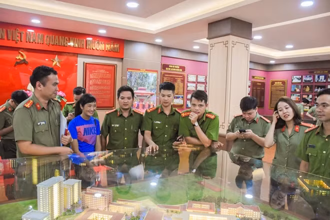 Đoàn viên, thanh niên tham quan, học tập tại phòng truyền thống
