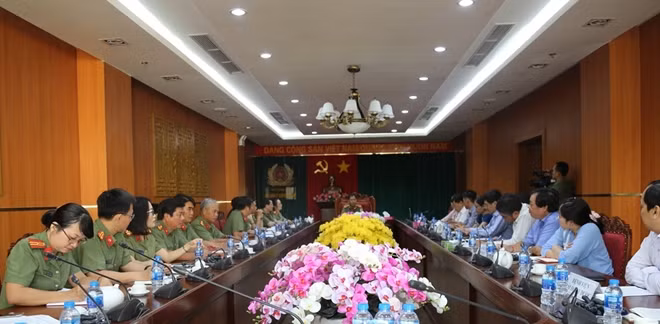 Đại tá Lê Hồng Thái phát biểu tại buổi làm việc.