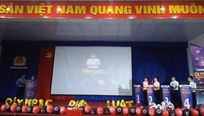 Các thí sinh tranh tài sôi nổi