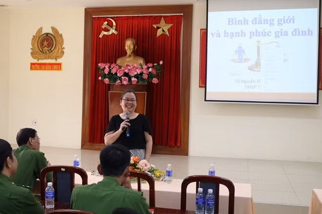 Tiến sỹ Hồng báo cáo chuyên đề
