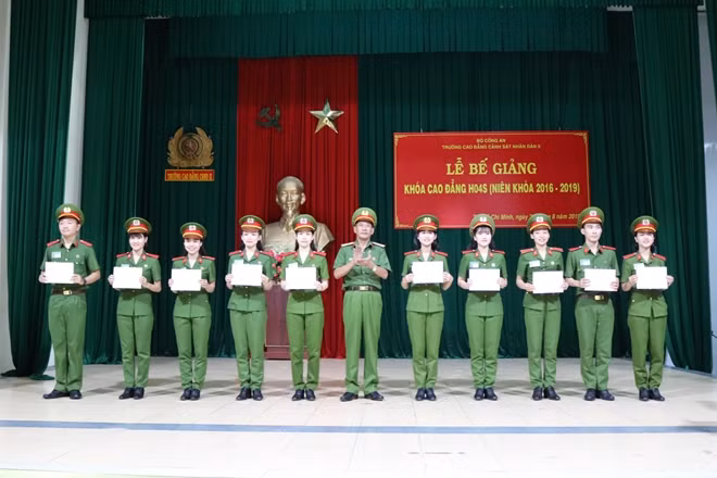 Các học viên khóa học được khen thưởng