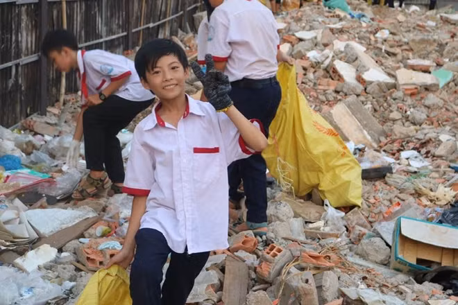 Học sinh trường THCS Thanh Bình háo hức tham gia nhặt rác