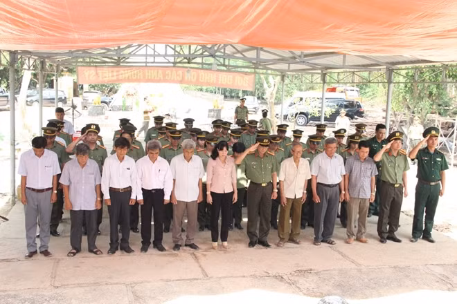 Các đại biểu tham dự lễ dâng hương