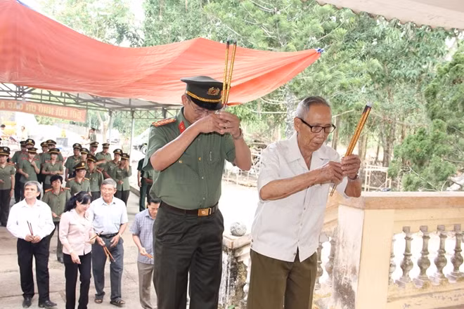 Đại tá Nguyễn Văn Trãi dâng hương tưởng niệm các anh hùng liệt sỹ