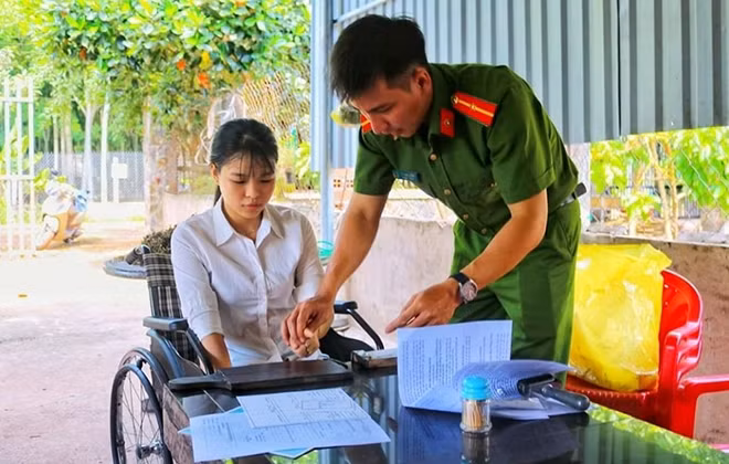 Cán bộ Công an giúp người già, khuyết tật làm CMND