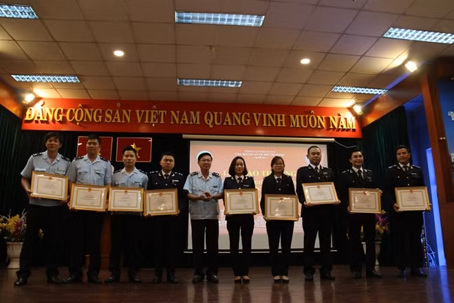 Các tập thể, cá nhân được khen thưởng