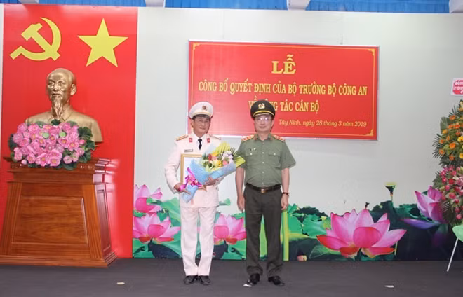 Thứ trưởng Nguyễn Văn Thành trao quyết định và tặng hoa chúc mừng Đại tá Nguyễn Văn Trãi.