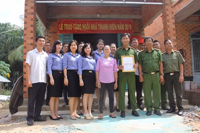 Các đại biểu chụp ảnh lưu niệm cùng gia đình đồng chí Cảnh