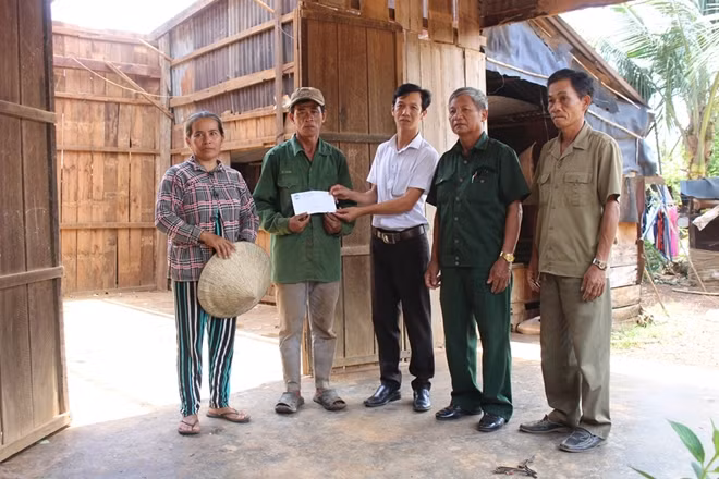 Chính quyền địa phương thăm hỏi, hỗ trợ người dân