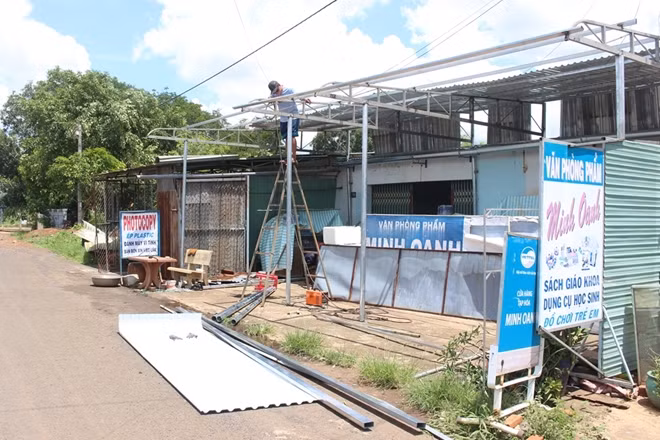 Một căn nhà kiên cố gần UBND xã Tân Thành tốc mái