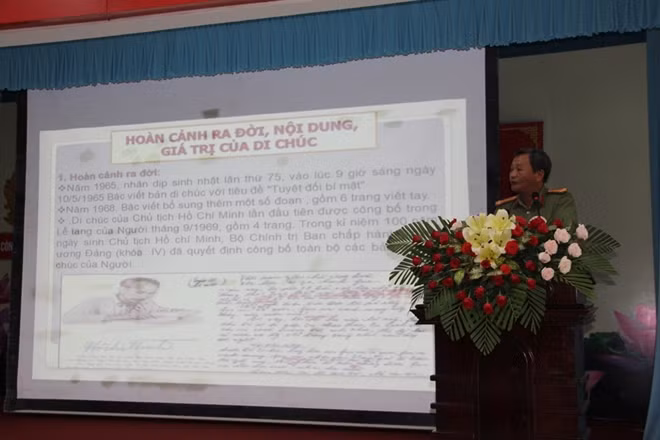 Thí sinh thuyết trình phần thi