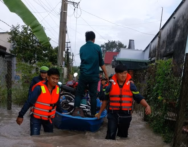 Lực lượng Công an giúp người dân di chuyển tài sản ra khỏi nơi bị ngập