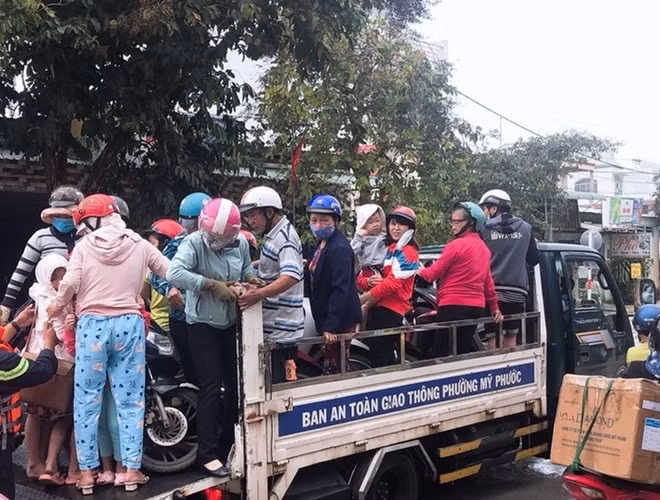 Công an đưa người dân đến nơi khô ráo an toàn.