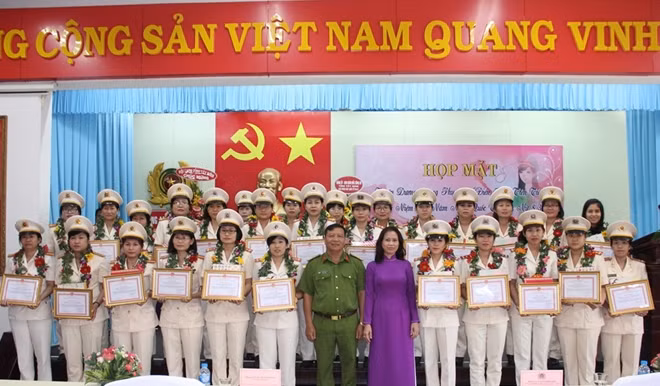 Đại tá Nguyễn Hiệp Sơn và bà Lưu Thanh Hằng cùng các gương phụ nữ điển hình.