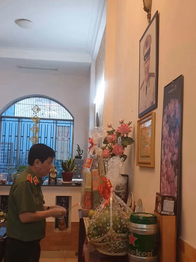 Thứ trưởng Nguyễn Văn Sơn thắp nén nhang thơm cho các đồng chí lãnh đạo Bộ đã quá cố