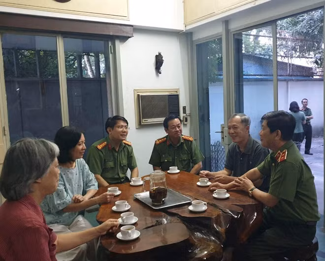 Đoàn công tác thăm, tặng quà và chúc Tết gia đình các đồng chí lãnh đạo Bộ đã quá cố