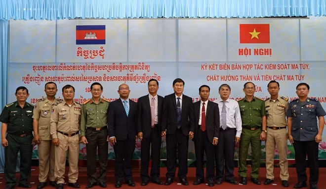 Các đại biểu chụp ảnh lưu niệm tại Hội nghị