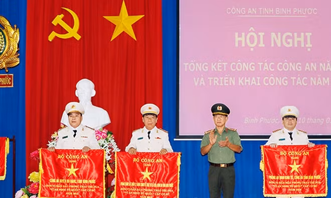 Đại tá Huỳnh Văn Sách, Phó giám đốc Công an tỉnh trao cờ của Bộ Công an cho 3 đơn vị dẫn đầu phong trào thi đua Vì an ninh Tổ quốc