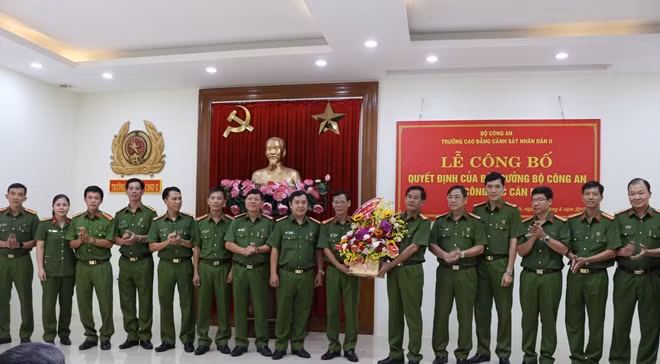 Đại tá Nguyễn Văn Hùng trao quyết định và tặng hoa chúc mừng đồng chí Diện