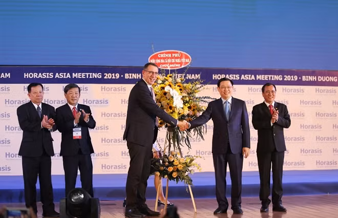 Phó Thủ tướng Chính phủ Vương Đình Huệ tặng hoa chúc mừng Diễn đàn Hợp tác kinh tế châu Á Horasis thành công tốt đẹp