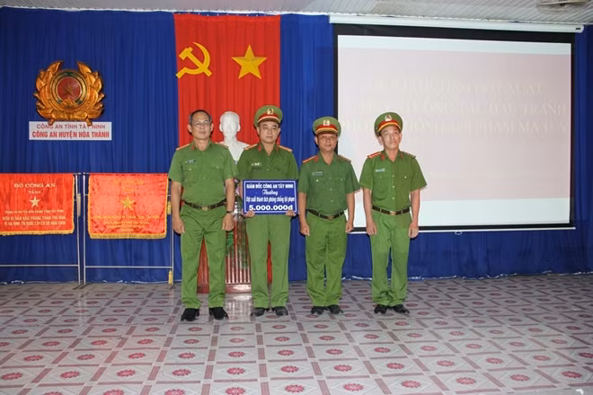 Đại tá Lý Hồng Sinh trao thưởng cho Đội Cảnh sát ĐTTP về MT Công an huyện Hòa Thành